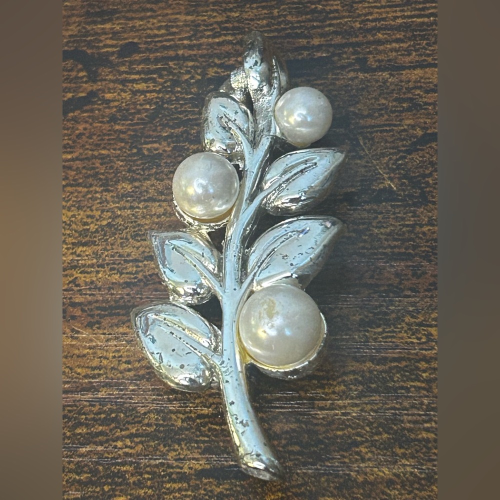 Vintage 1960s Danecraft Faux Pearl Floral Brooch